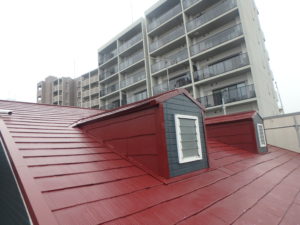 綺麗に赤く塗り替えられた屋根
